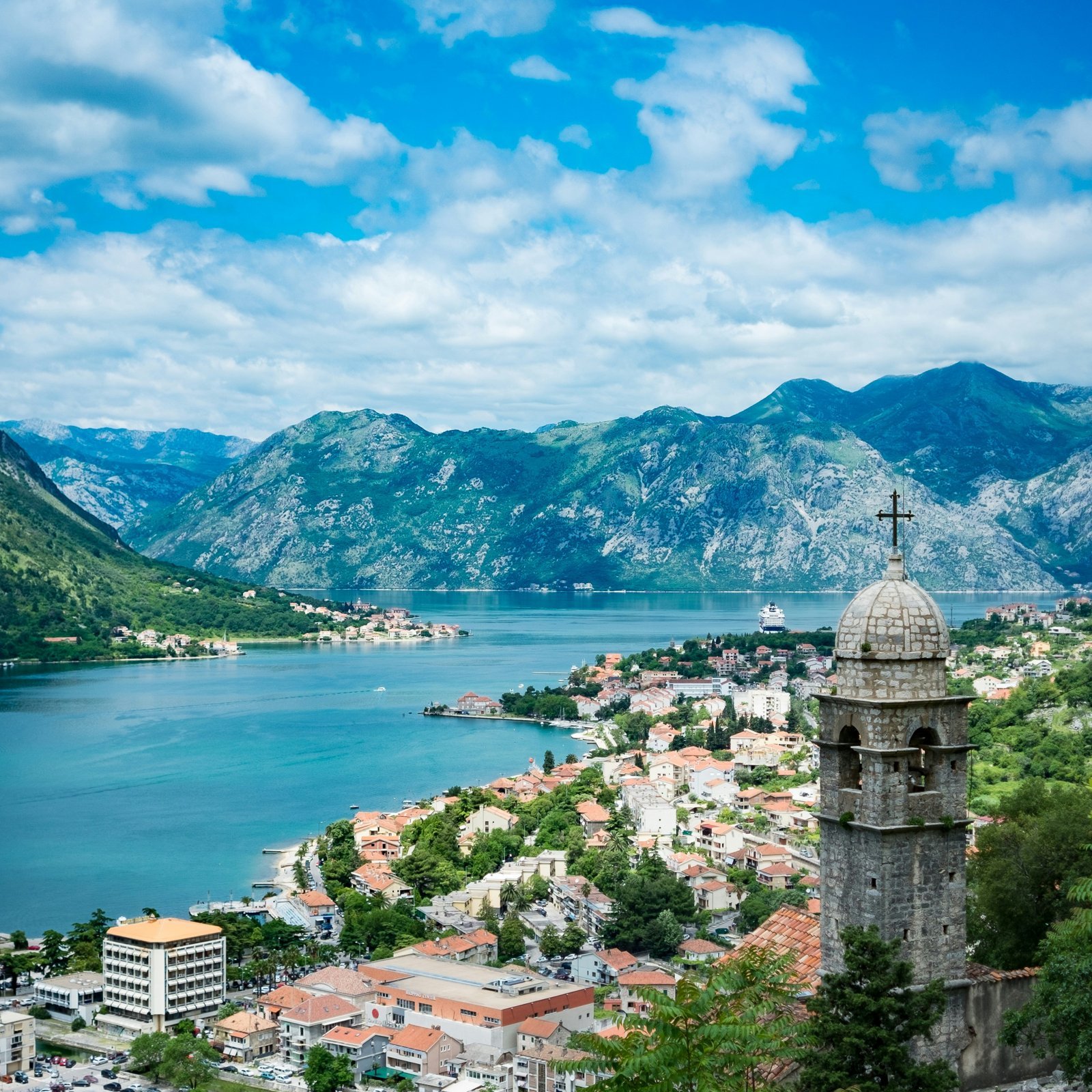 Kotor Körfezi ve eski kasaba manzarası