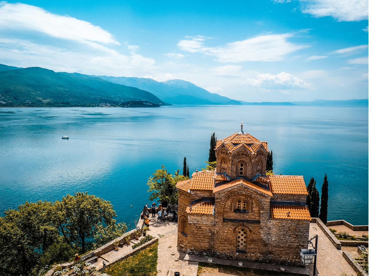 Ohrid Gölü ve Sveti Jovan Kaneo kilisesi