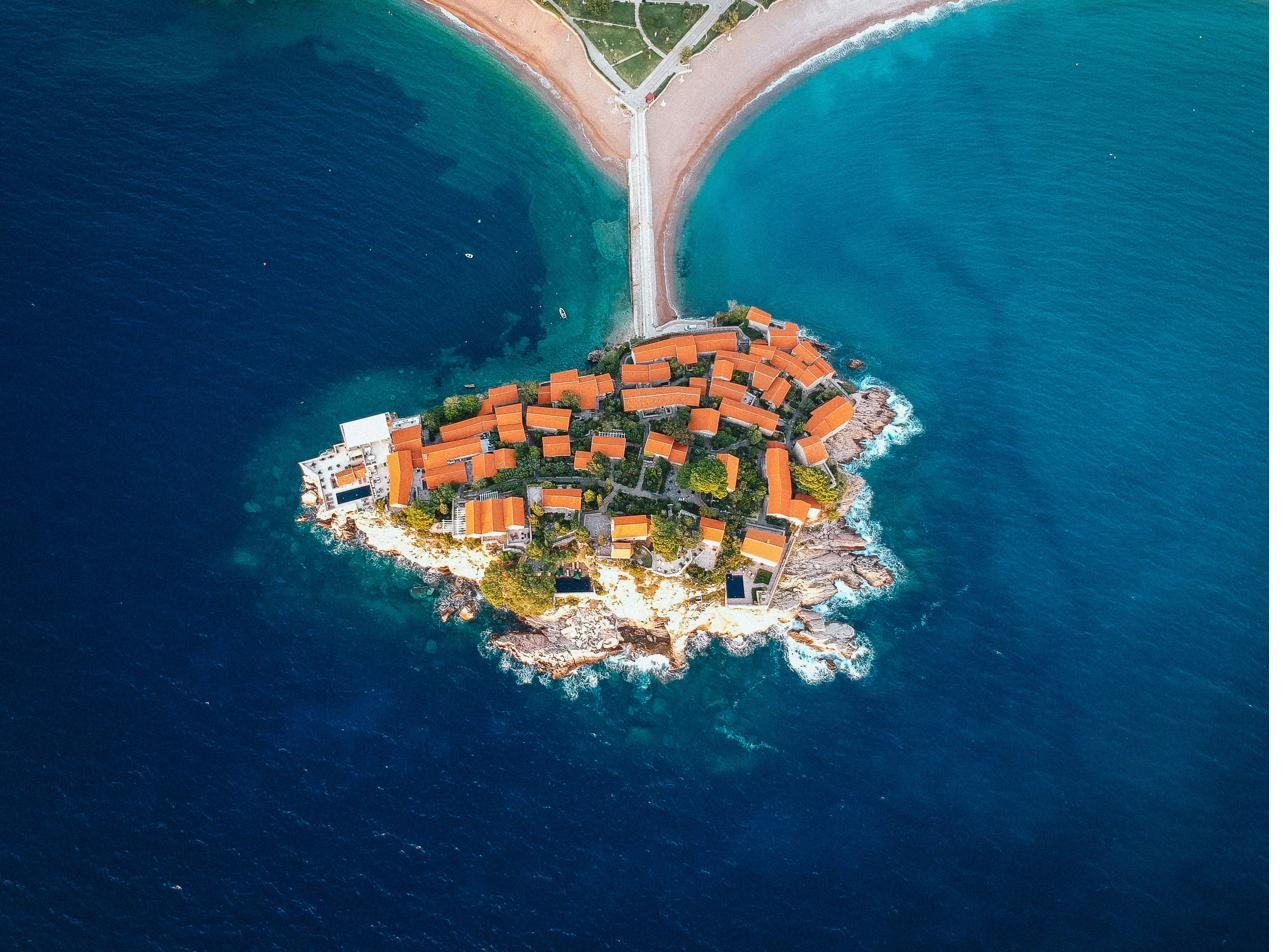 Sveti Stefan adası kuş bakışı manzara