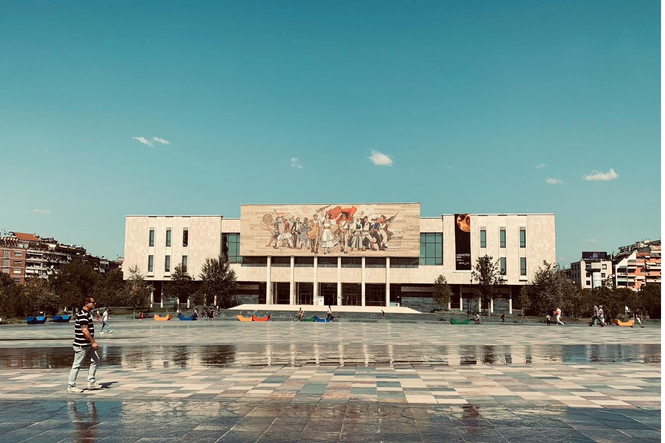 Tiran şehir merkezi ve Ulusal Tarih Müzesi